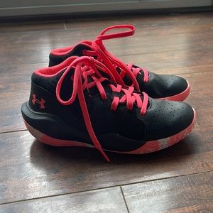 Girls Under Armour basketball shoes, size 2Y.